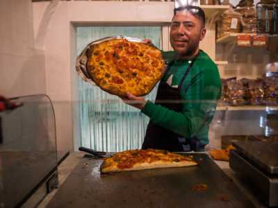 Dietro il bancone ci aspetta il 48enne Antonio Fiore, titolare dal 1992. Fu suo nonno Giuseppe a dare il via all�attivit� nel 1912, seguito poi dal padre Domenico nel 1960
